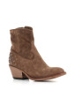 beige-daim-cloute-bottes