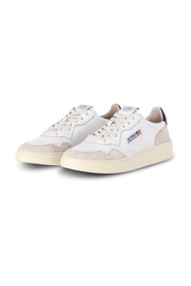 sneaker-de-style-vintage-avec-des-accents-en-daim