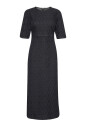longue-robe-avec-motif-elegant-et-fente