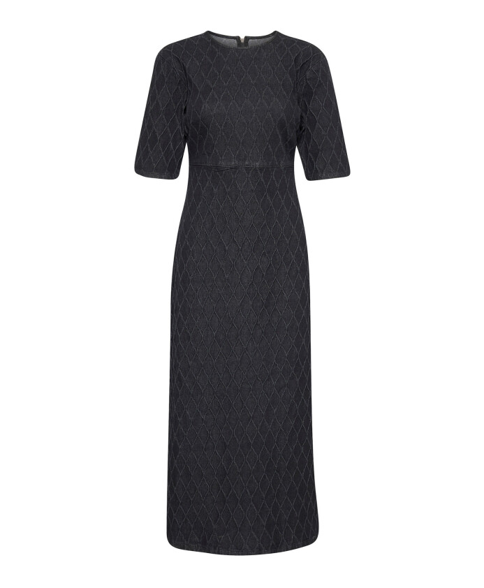longue-robe-avec-motif-elegant-et-fente