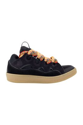 black-sneakers-with-logo-and-stitched-profiles
