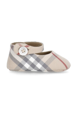 chaussures-plates-beige-motif-a-carreaux-fermeture-a-bouton