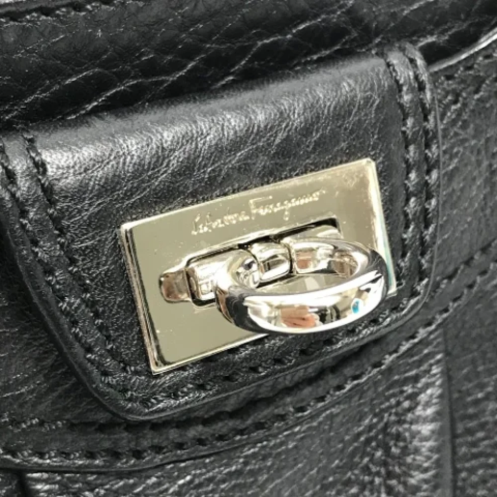 Salvatore Ferragamo Pre-owned Leather shoulder-bags Black Dames