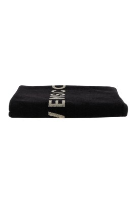 black-beach-towel-stylish-and-absorbent