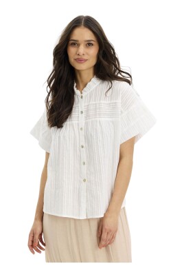feminin-hvid-stribet-skjorte-top