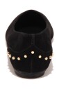 chaussure-ballerine-en-daim-avec-clous