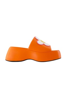 orange-laeder-blomster-sandaler