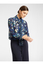 blouse-a-fleurs-avec-echarpe-au-col