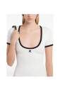 robe-a-encolure-degagee-et-logo-brode