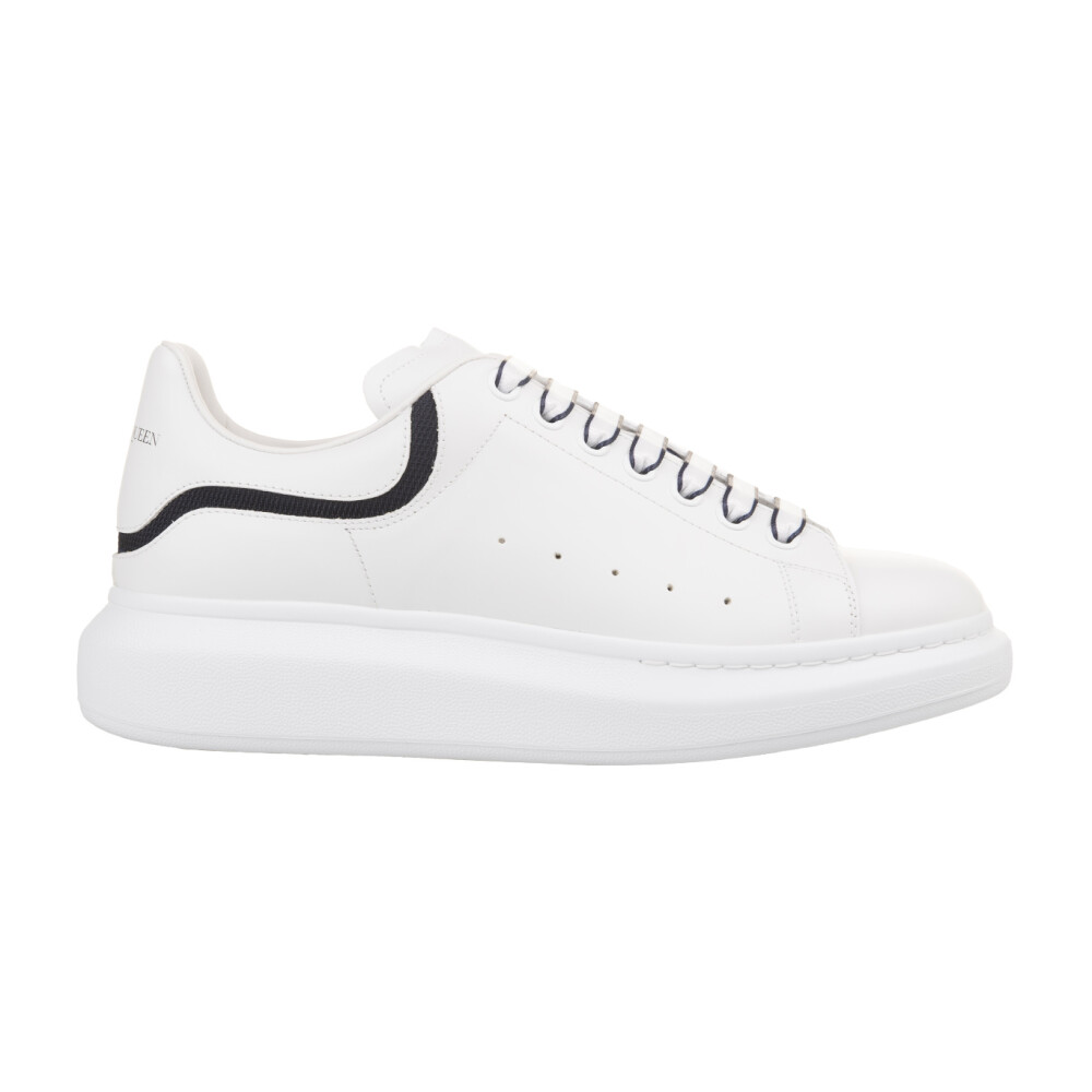 Witte Oversized Sneakers met Marineblauwe Inzet Alexander McQueen Sneakers Miinto