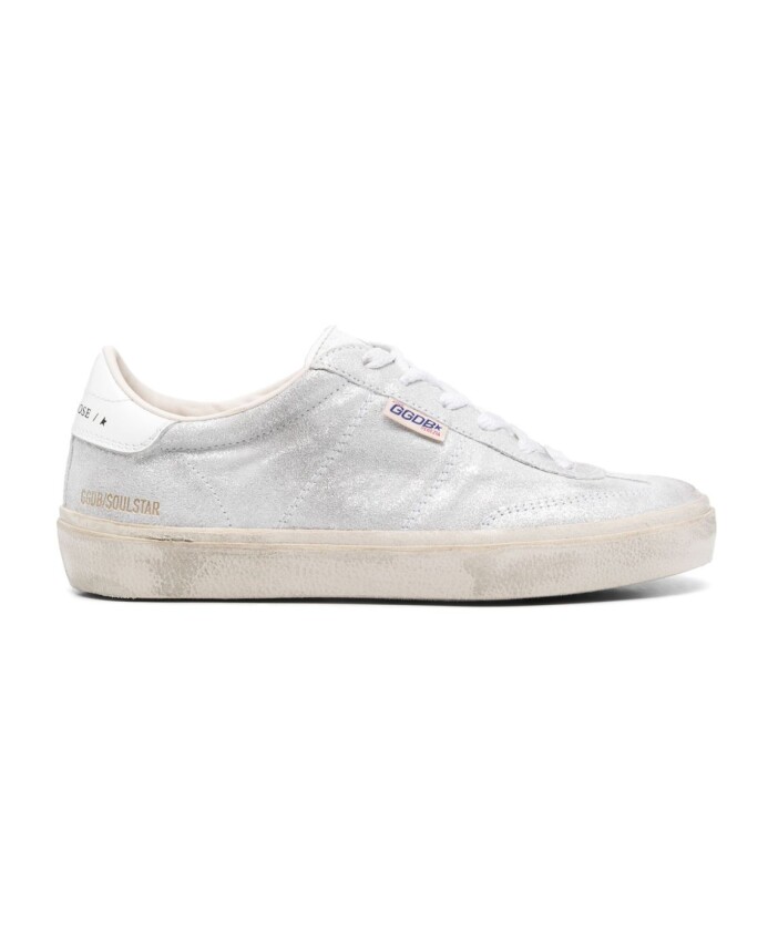 baskets-blanches-avec-details-de-marque
