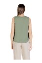 haut-sans-manches-vert-a-col-en-v
