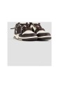 chokladbruna-sneakers-med-beige-detaljer