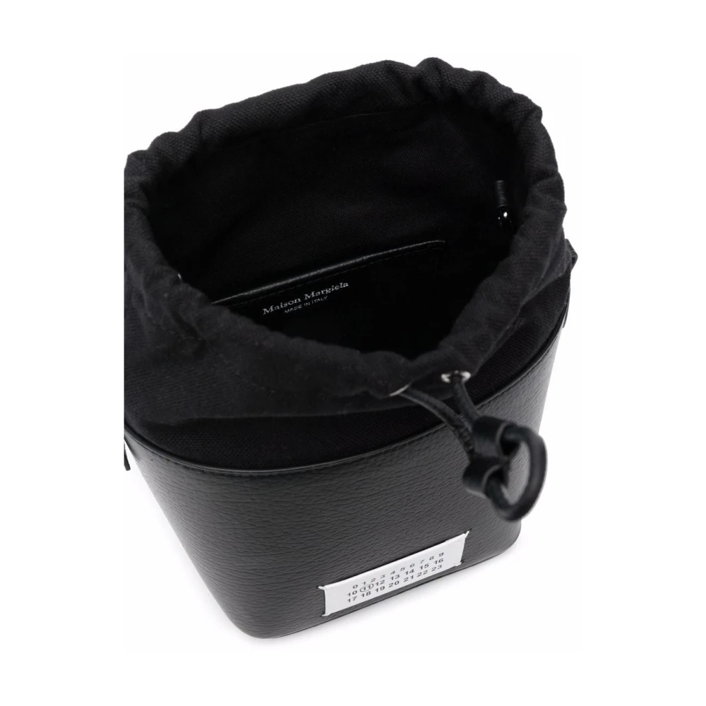 Maison Margiela Zwarte getextureerde leren bucket tas met logo Black Dames