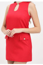 robe-courte-rouge-avec-encolure-en-forme-de-cle