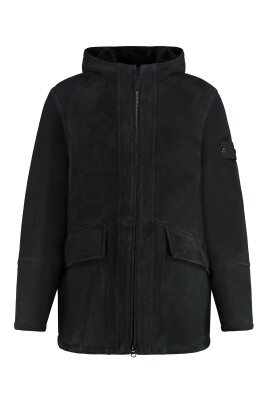 veste-en-daim-doublee-de-fourrure-avec-ecusson