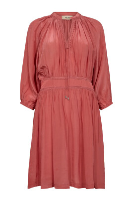 feminin-kjole-med-broderede-detaljer