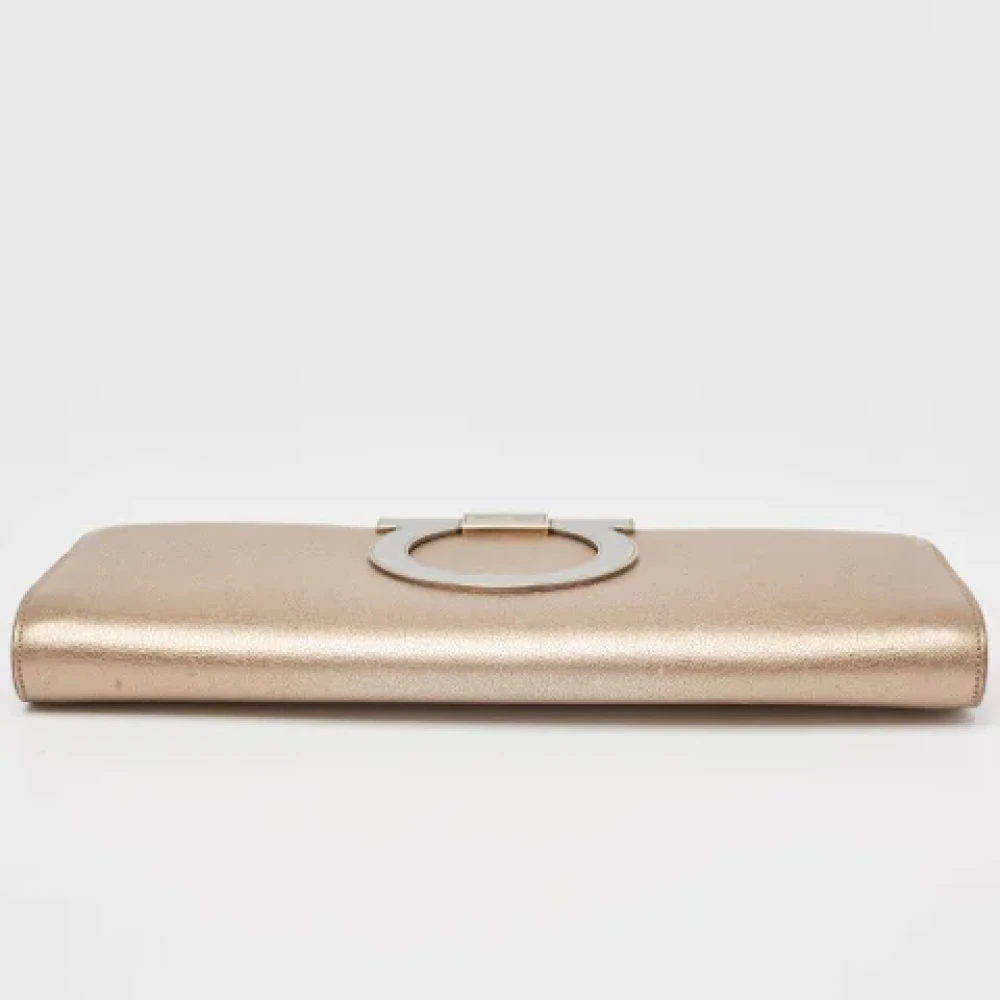 Salvatore Ferragamo Pre-owned Leather clutches Beige Dames