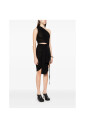robe-noire-drapee-avec-detail-rassemble