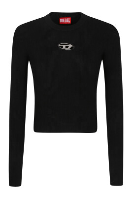 black-ribbed-knit-top-with-oval-metal-plaque
