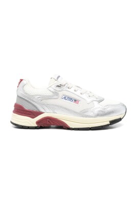 silver-sneakers-med-reelwind-stangning