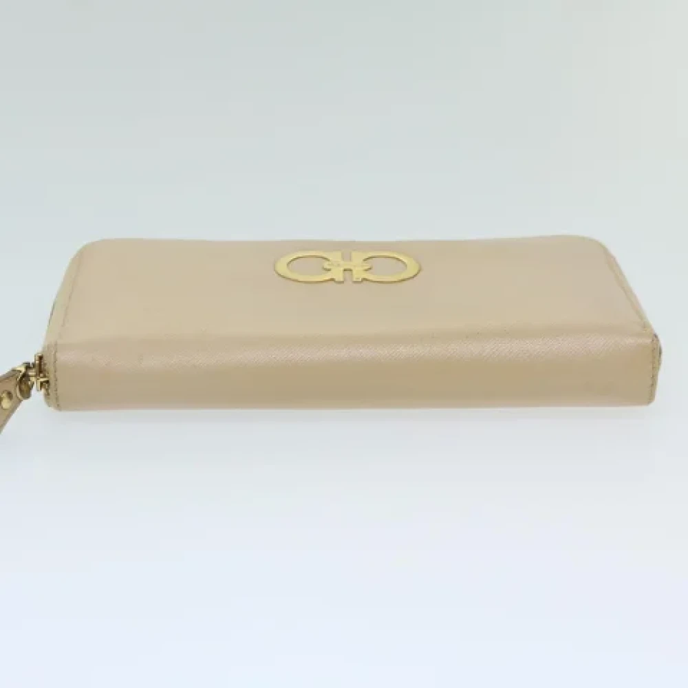 Salvatore Ferragamo Pre-owned Leather wallets Beige Dames