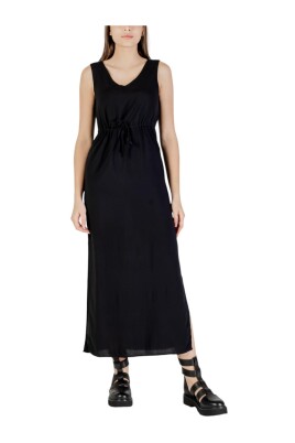 black-v-neck-sleeveless-maxi-dress