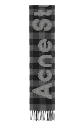 echarpe-a-carreaux-avec-logo-et-franges