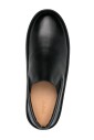 chaussure-noire-a-semelle-en-caoutchouc-plate-et-bout-rond