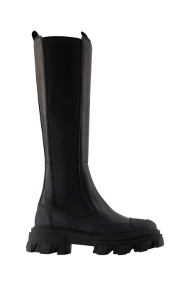 black-leather-chelsea-boots