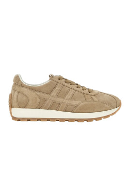 sneakers-beige-pour-des-tenues-elegantes