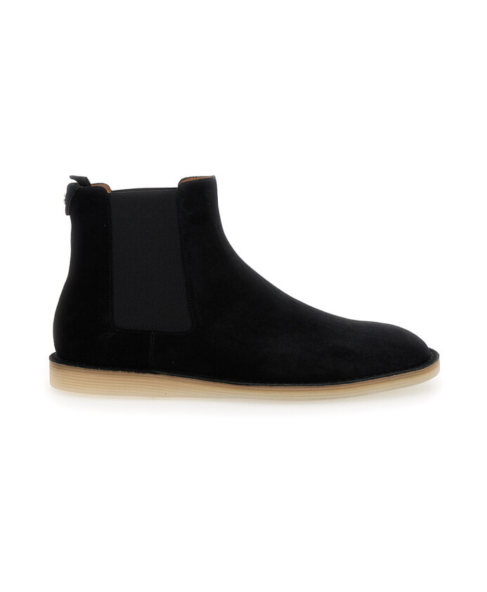 bottes-noires-avec-semelle-en-caoutchouc