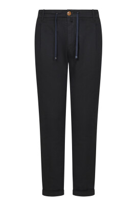 black-trousers-chic-style
