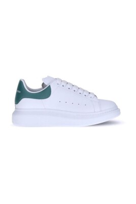 logo-detail-platform-sneakers