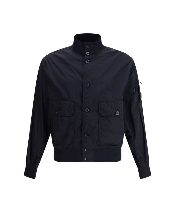 veste-avec-objectif-emblematique-et-col-haut