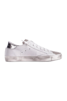 sneakers-blanches-semelle-en-caoutchouc-dessus-en-cuir