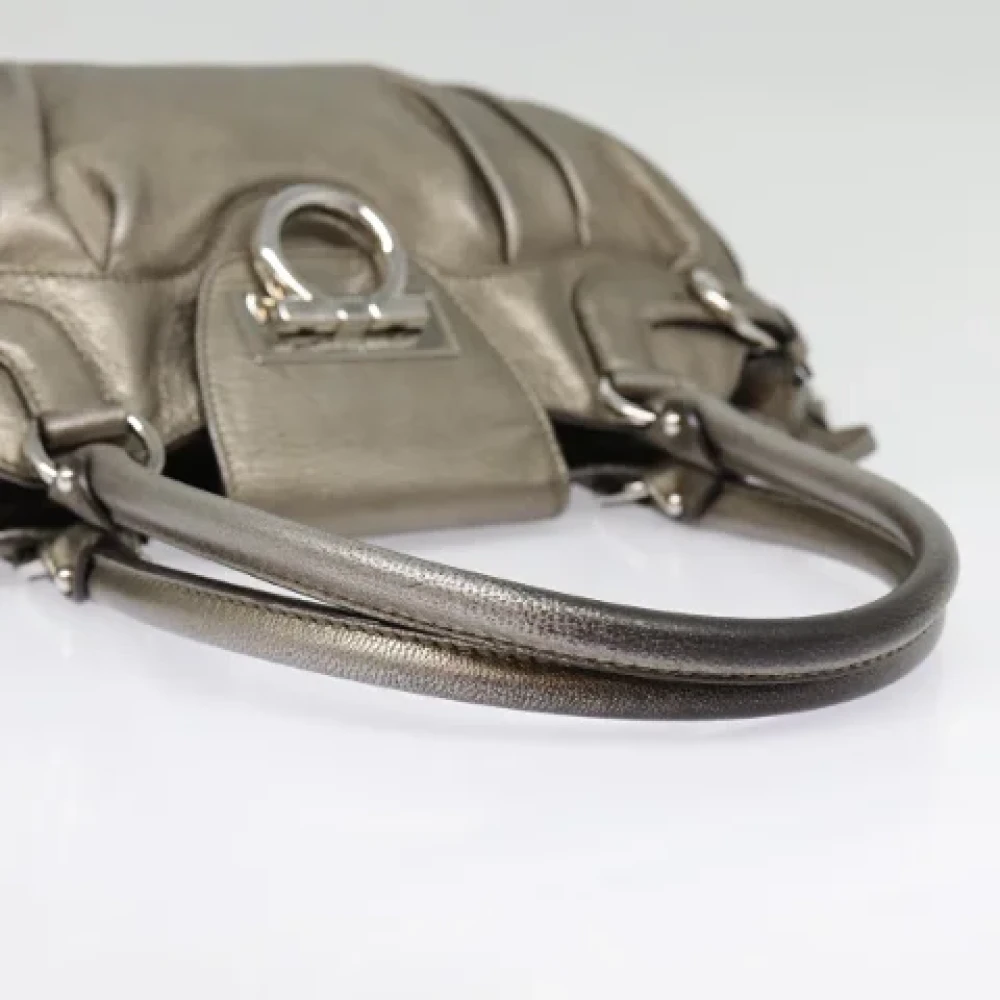 Salvatore Ferragamo Pre-owned Leather handbags Gray Dames