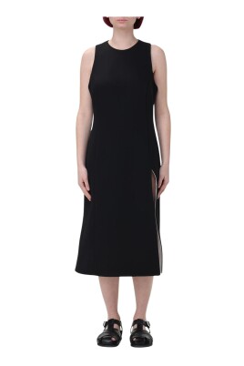 robe-noire-minimaliste-avec-fente-laterale