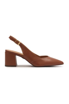 Bruna pumps på en stolpe med öppen häl