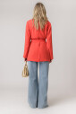 koraalkleurige-blazer-met-strikceintuur