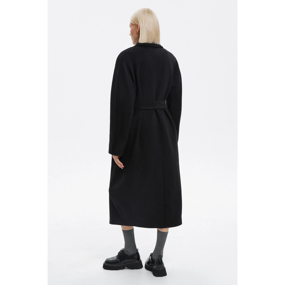 Estro Zwarte getailleerde jas voor dames met brede revers Er00116044 Black Dames