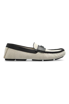 Loafers med en applikation med en graverad logotyp