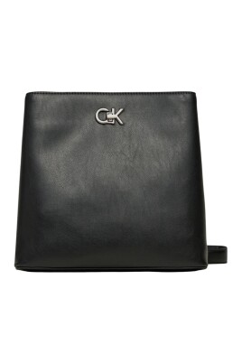 black-shoulder-bag-with-magnet-fastening