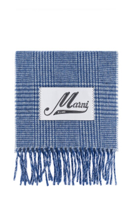scarf-with-a-check-pattern