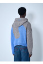 pull-a-capuche-en-tricot-tourbillonnant
