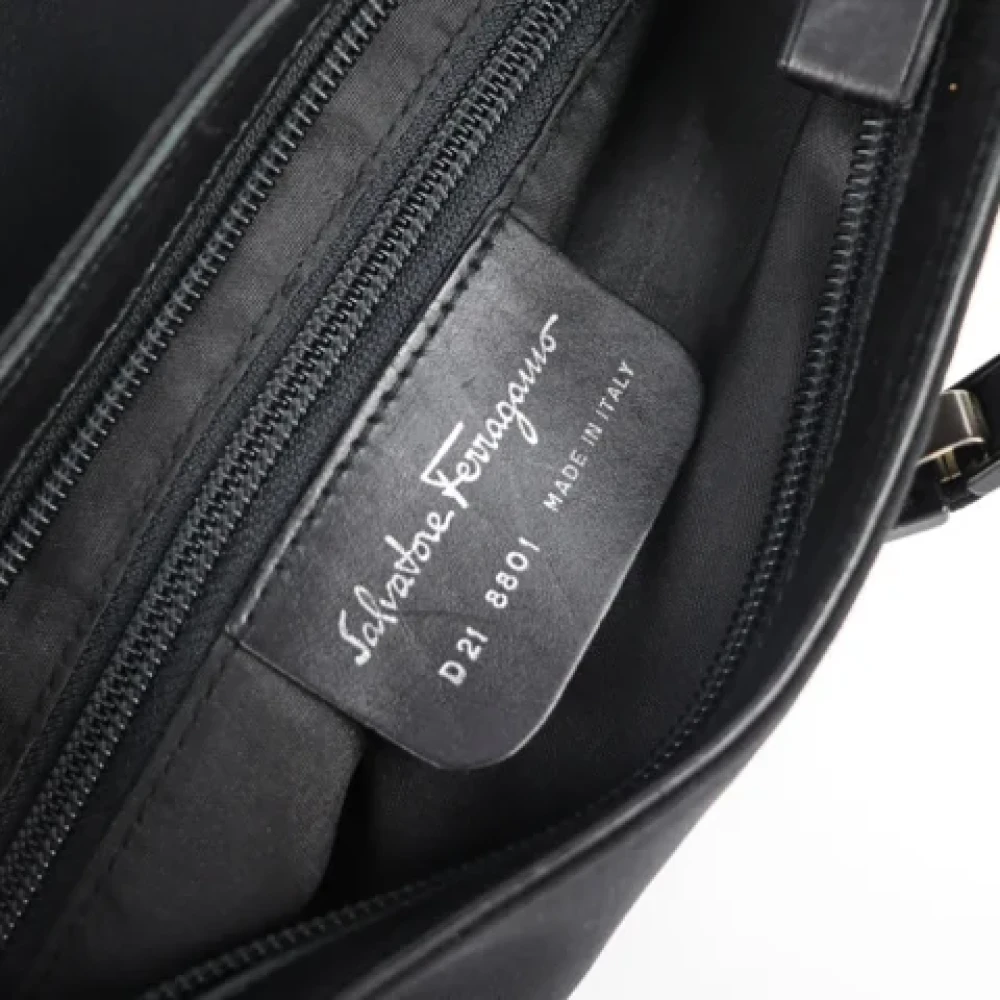 Salvatore Ferragamo Pre-owned Fabric shoulder-bags Black Dames