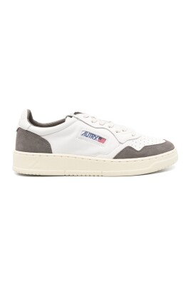 sneakers-blanches-avec-caracteristiques-medalist