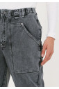 mom-jeans-in-grijs