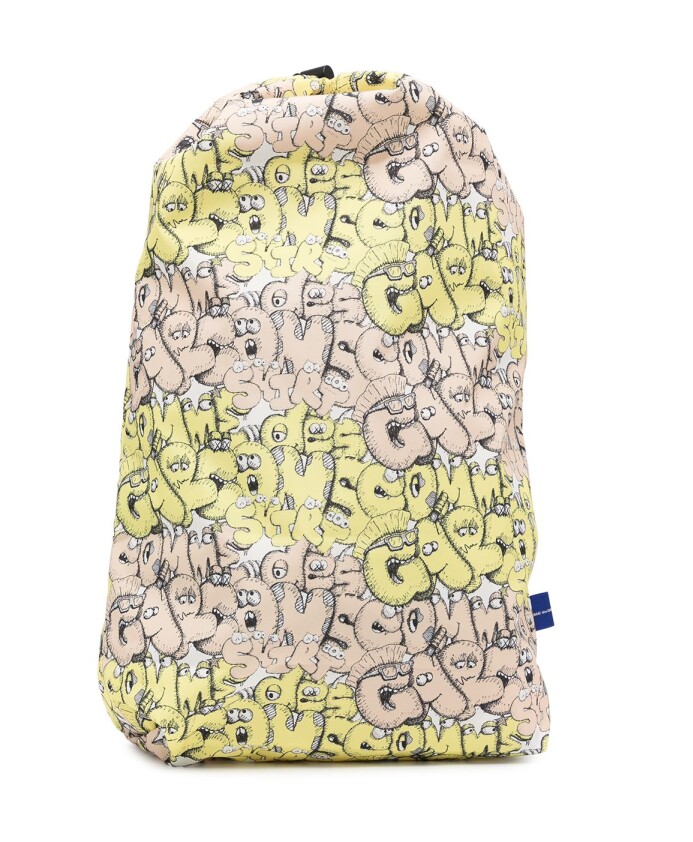 sac-a-dos-jaune-avec-logo-kaws-imprime