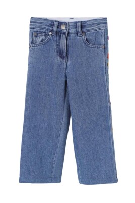 multifargad-knappdetalj-barnjeans